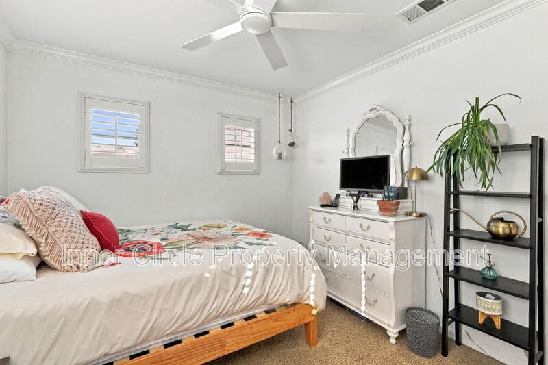Brentwood House: 374 Olive Street