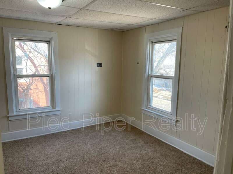 Freeport House: 320 W Clark St
