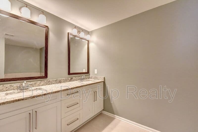 Suwanee House: 5605 Bright Cross Way