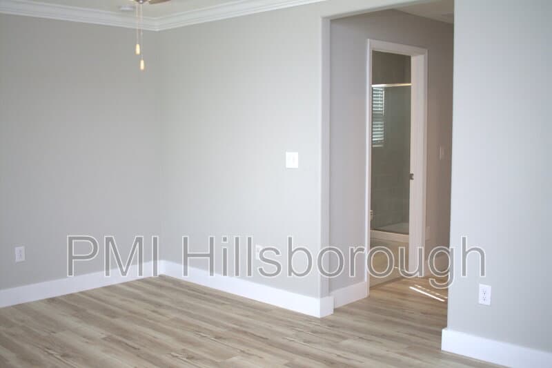 Riverview House: 11871 Dumaine Valley Rd