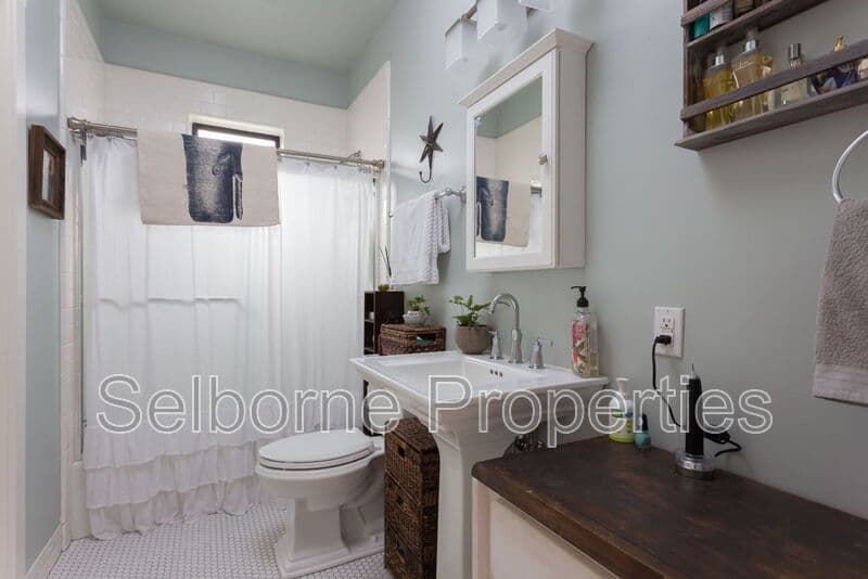 Oakland House: 5208 Fleming Ave