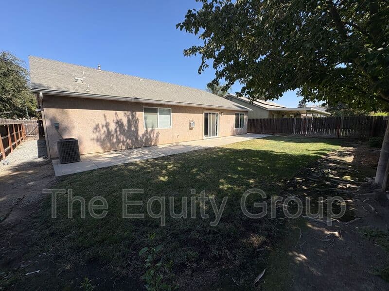 Visalia House: 2967 West Jerome Ave