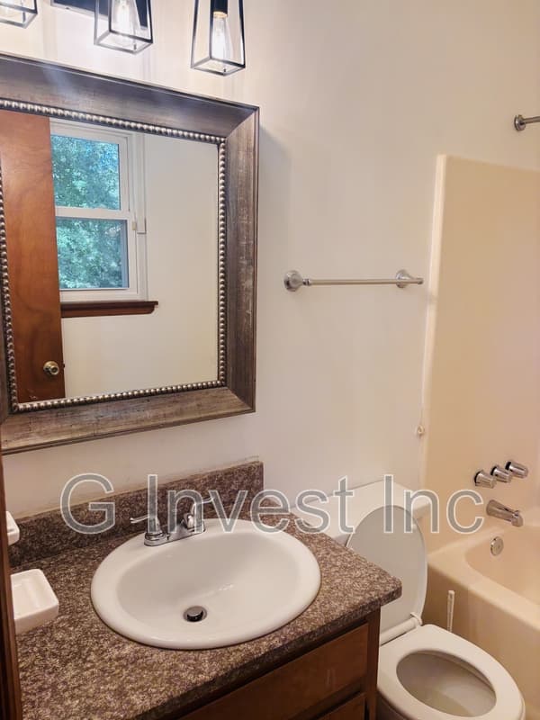 College Park House: 2795 Foxhall Lane N