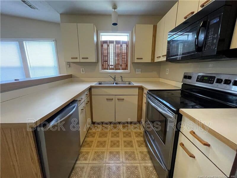 FAYETTEVILLE Condo: 1000 WOOD CREEK DR