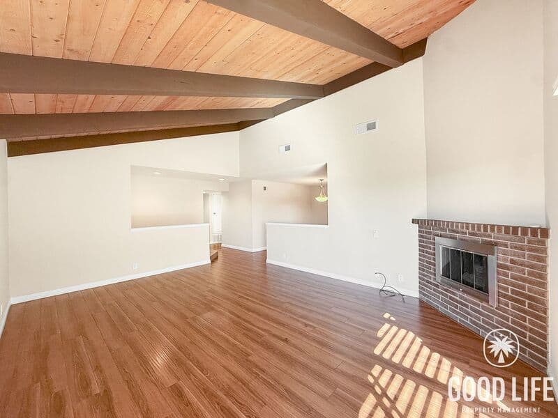 La Mesa House: 6050 Henderson Dr