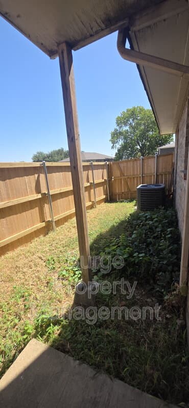 Benbrook Condo: 233 Vista Way