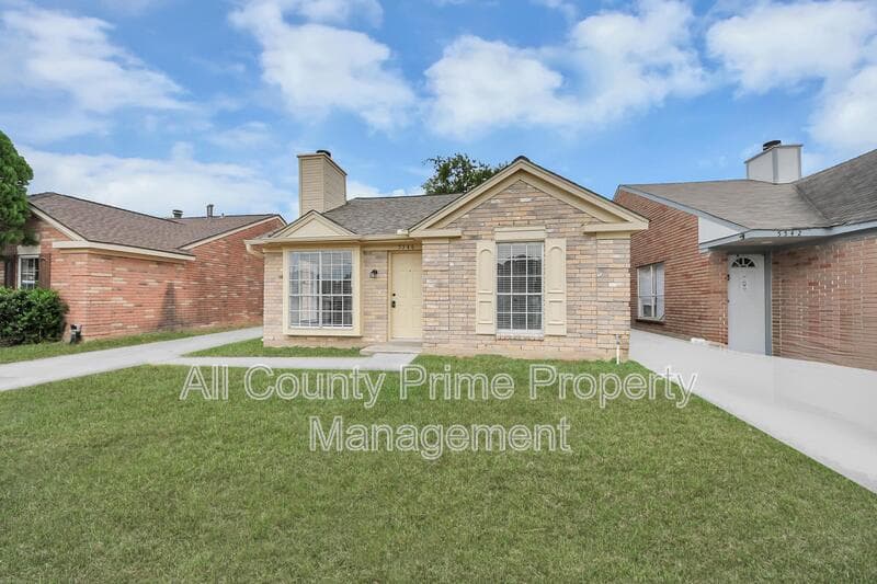 Houston House: 5546 Santrey Drive