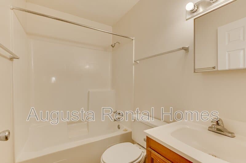 Thomson Townhome: 104 Canary Street