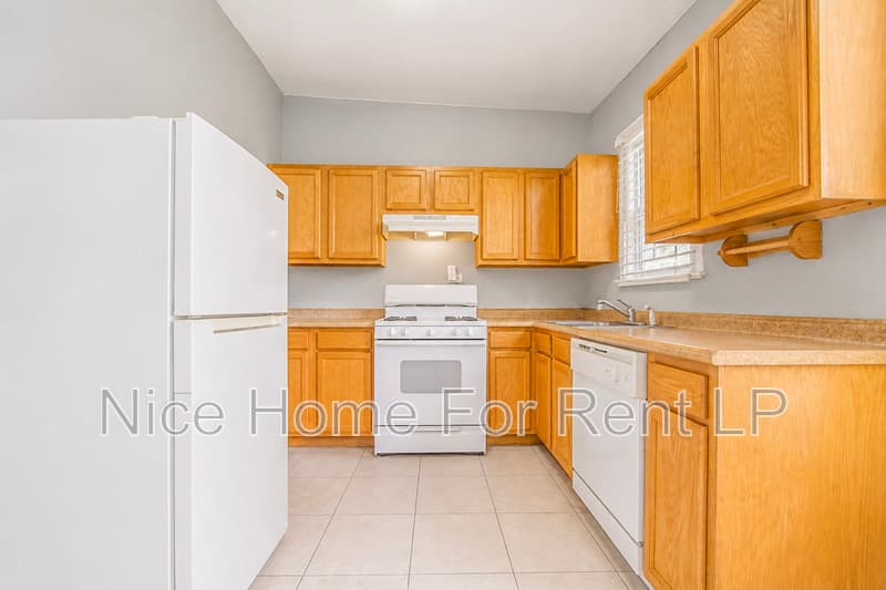 Mount Holly Condo: 112 Garden St, #2