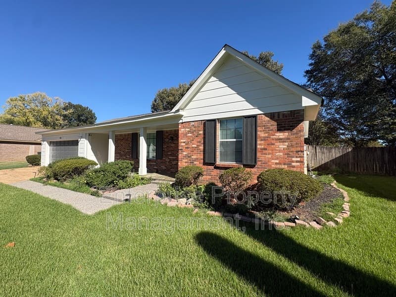 Collierville House: 1116 Simmonsridge Drive