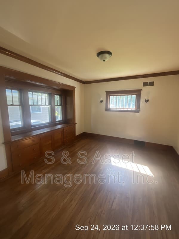 Lansing House: 1415 South Genesee Drive