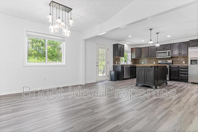 Woodbury House: 1716 Evergreen Drive