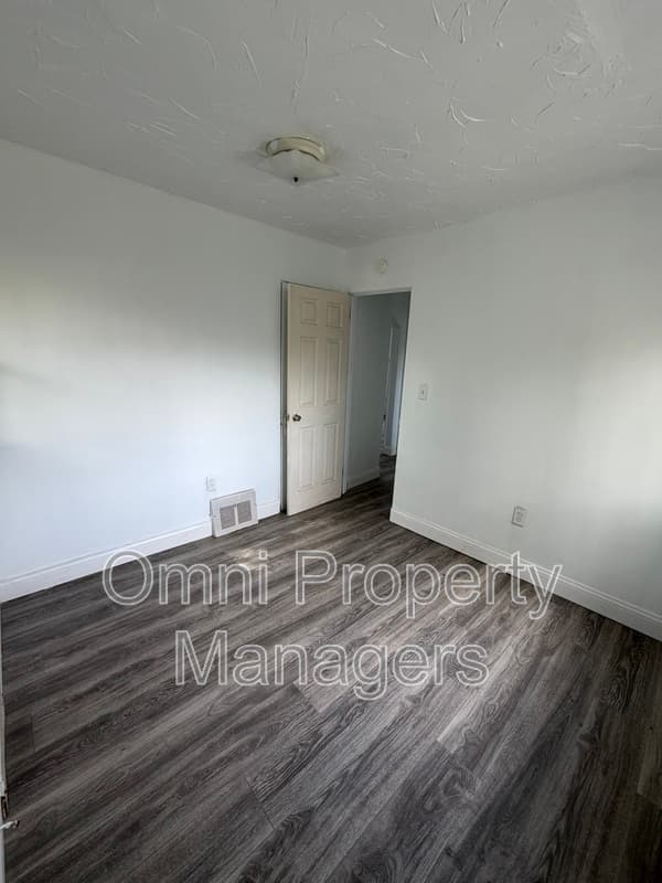 Warren House: 7568 Hudson Ave