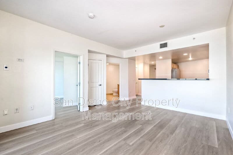 San Diego House: 253 10th Ave