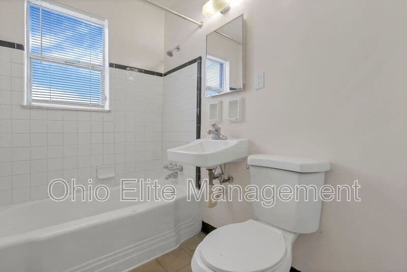 Columbus House: 370 S Chase Ave