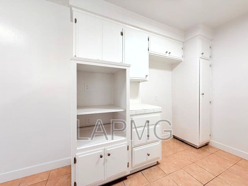 Inglewood House: 853 W Beach Avenue