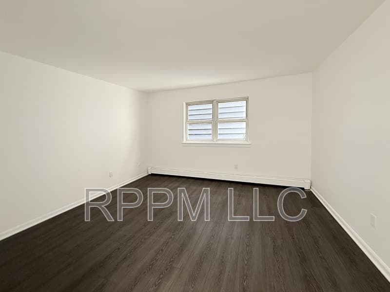 Belleville Condo: 19 Van Rensselear St #4
