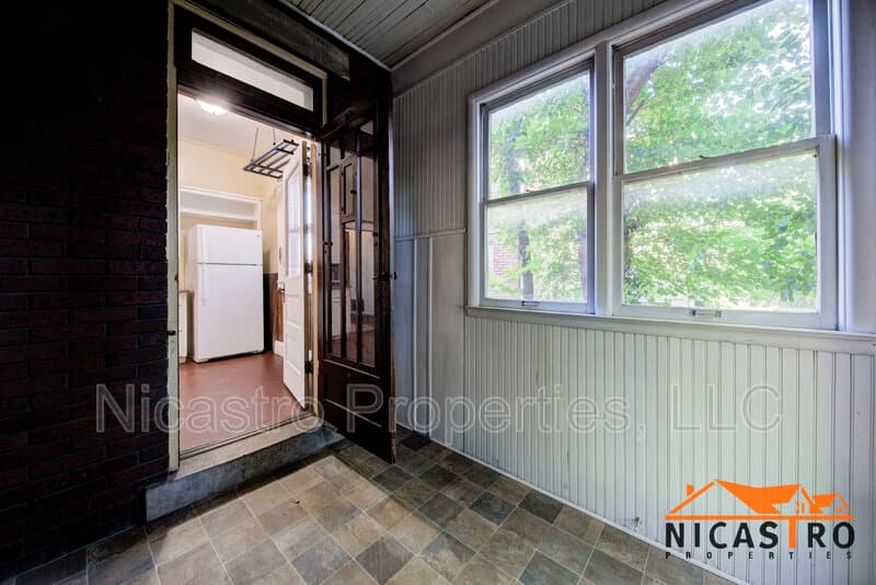 Columbus House: 184 E Frambes Avenue