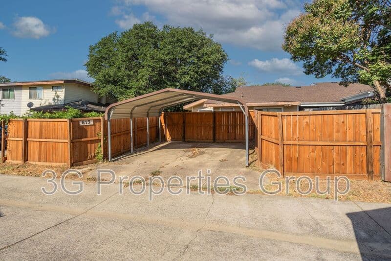 Lewisville House: 613 Hunters Glen St