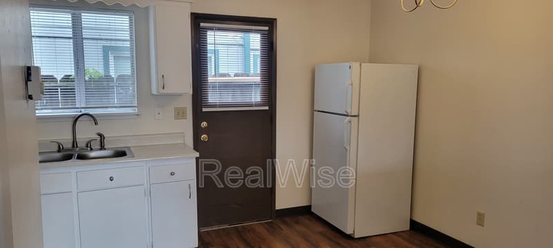 Grants Pass Townhome: 1112 SW 5th St