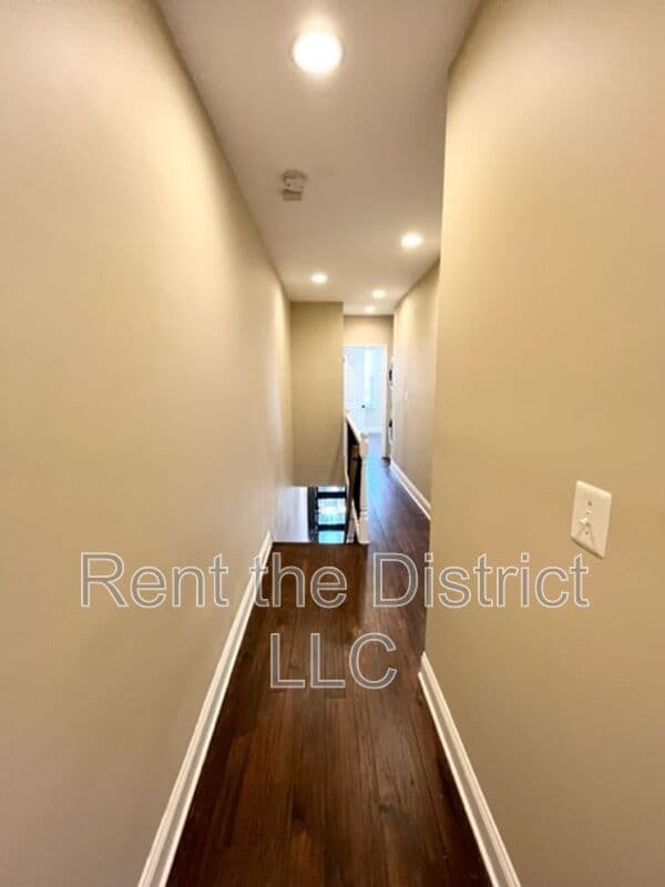 Washington Townhome: 318 Seaton Place NE