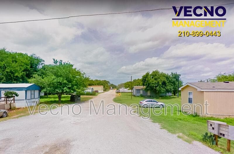 Pearsall House: 1819 County Road 1001 - 13