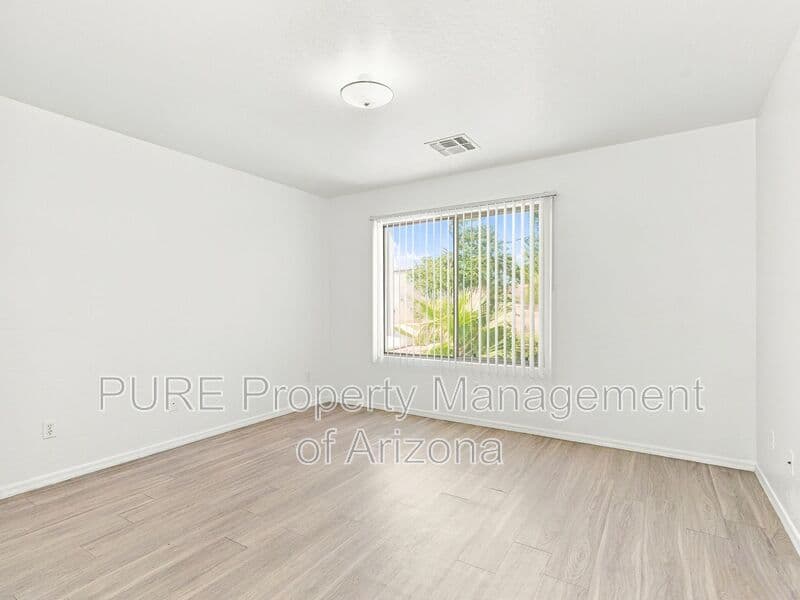 Avondale House: 11380 W Mohave St