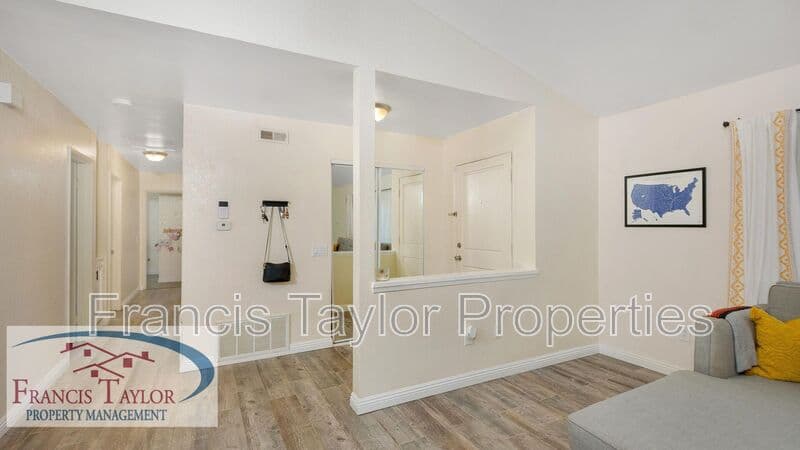 Oceanside House: 5288 Leon Street