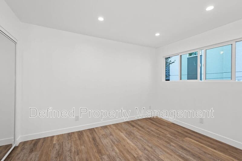 Los Angeles Condo: 1563 Gordon Street