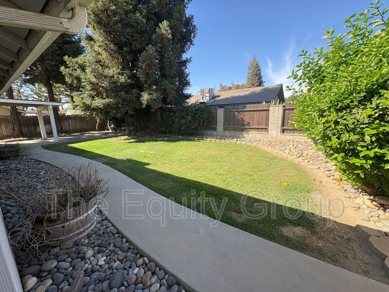 Visalia House: 323 South Citrus Court