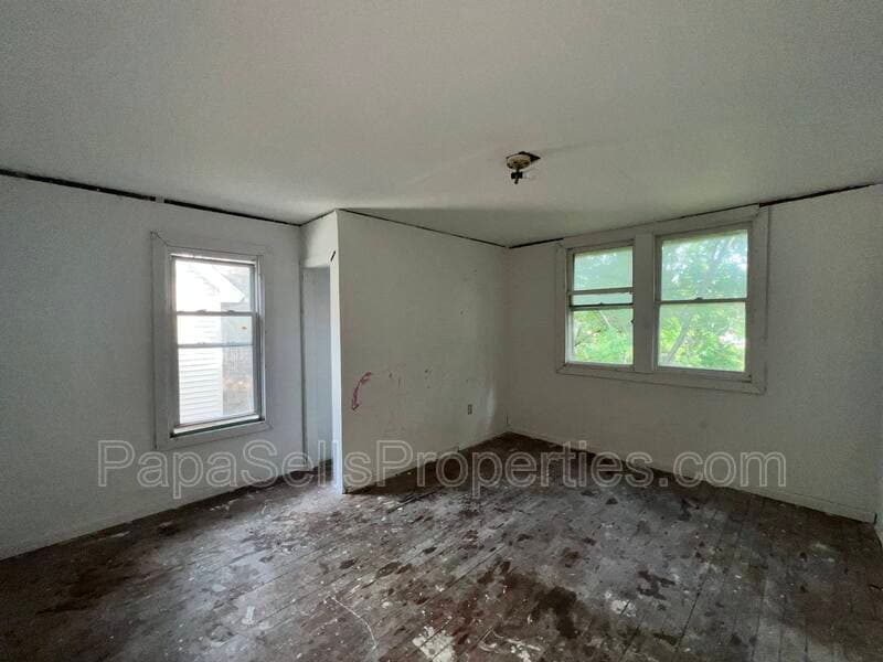 Decatur House: 327 E Stuart Ave