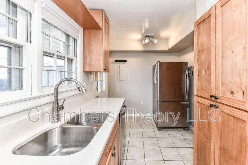 Falls Church Condo: 445 Hampton Ct