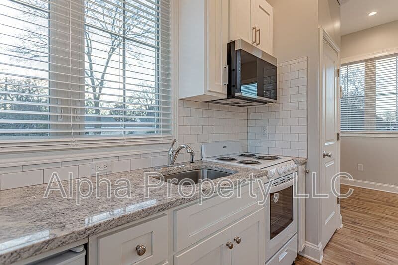 Greenville House: 25 Ledbetter St