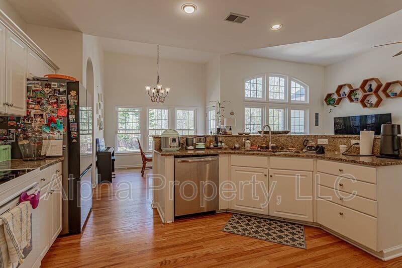 Greer House: 209 Birchleaf Ln