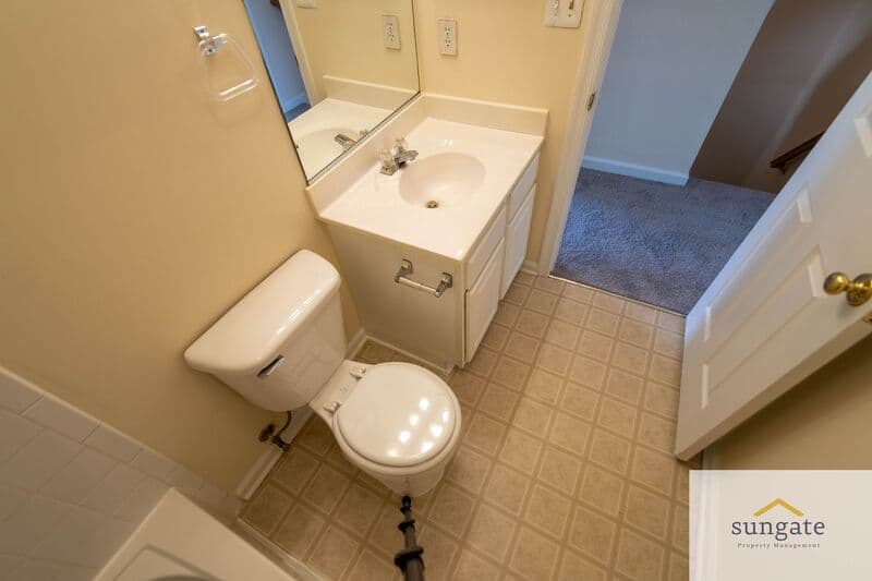Rosedale Townhome: 11 Hallsdale Ct
