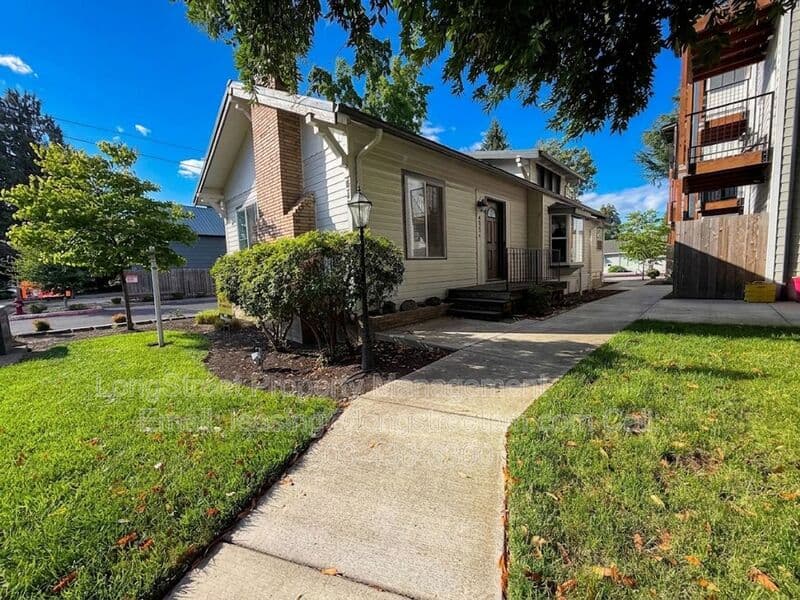 Keizer House: 431 Chemawa Rd N