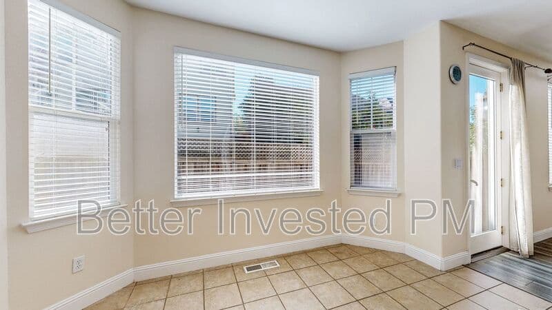 Santa Rosa House: 1363 Gordon Ln