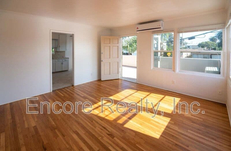 San Diego House: 2168 Bacon St