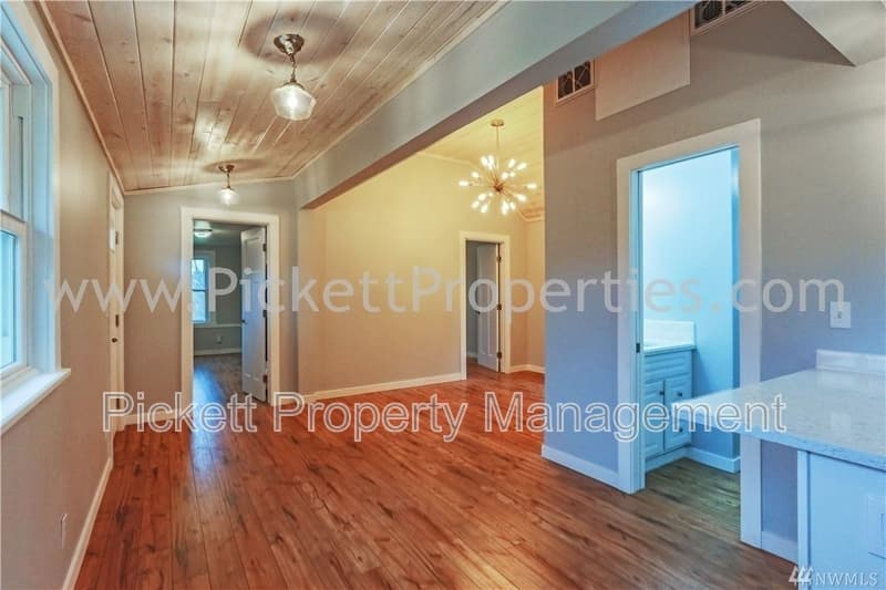Bremerton House: 1120 Cogean Ave