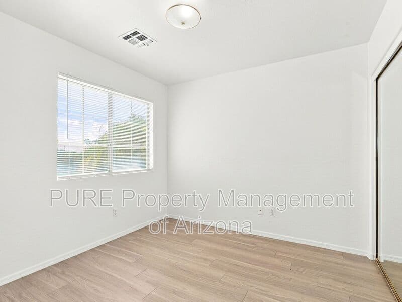 Avondale House: 11380 W Mohave St