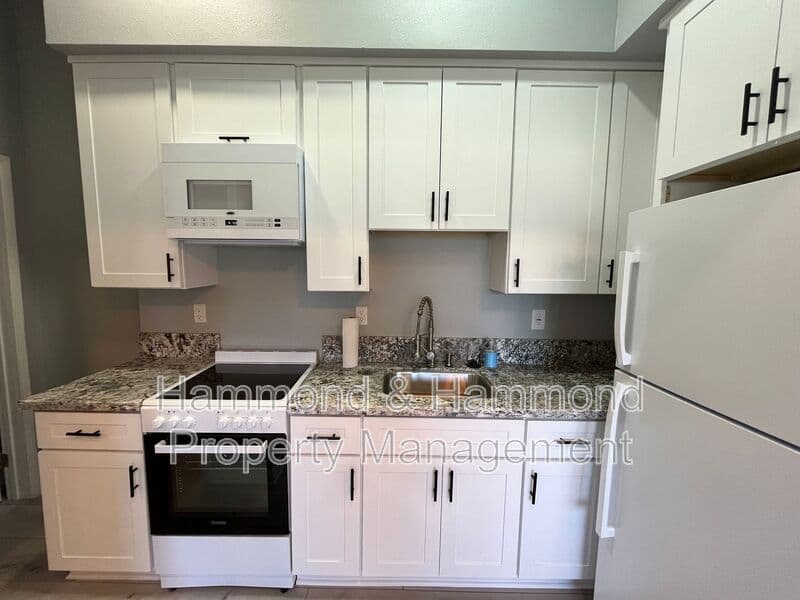 Woodland Hills House: 23242 Victory Blvd.