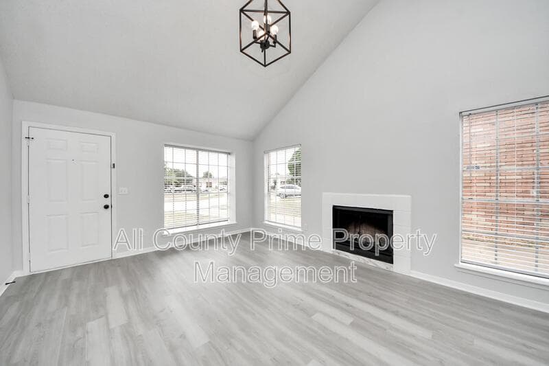 Houston House: 5546 Santrey Drive