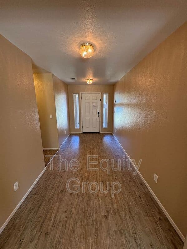 Visalia House: 2967 West Jerome Ave