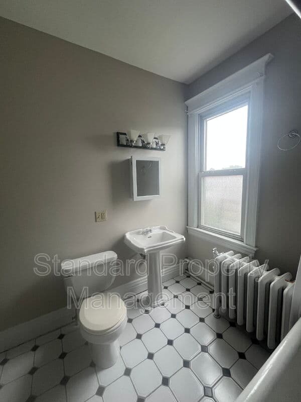 Rochester Condo: 293 Dartmouth St (Apt 2/Up)