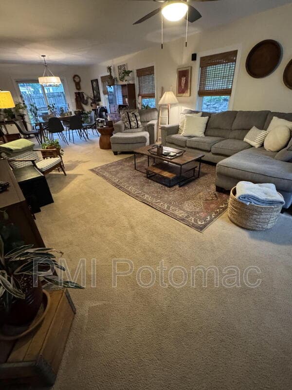 Bowie House: 12618 Kavanaugh Ln
