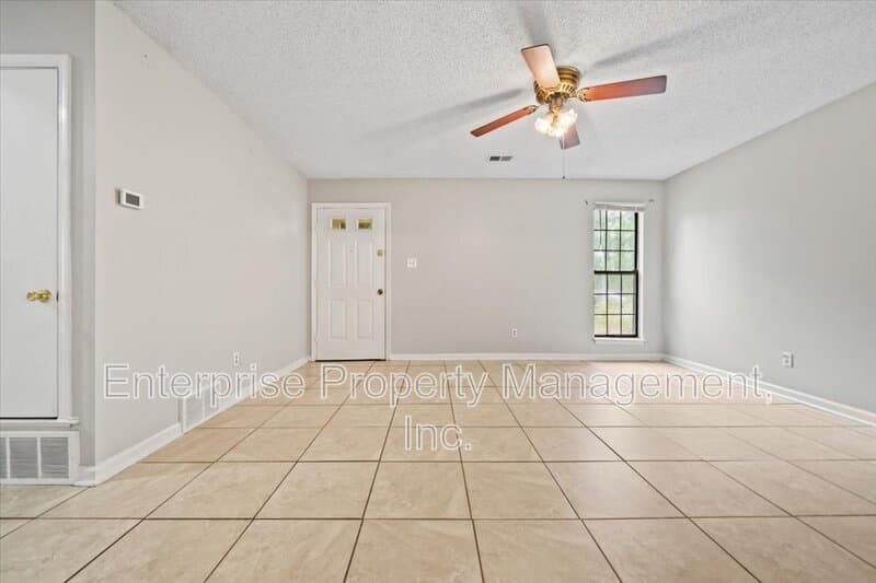 Memphis House: 7103 Tagen Dr