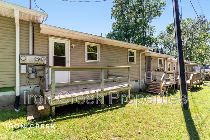 Black Mountain House: 250 Avena Rd