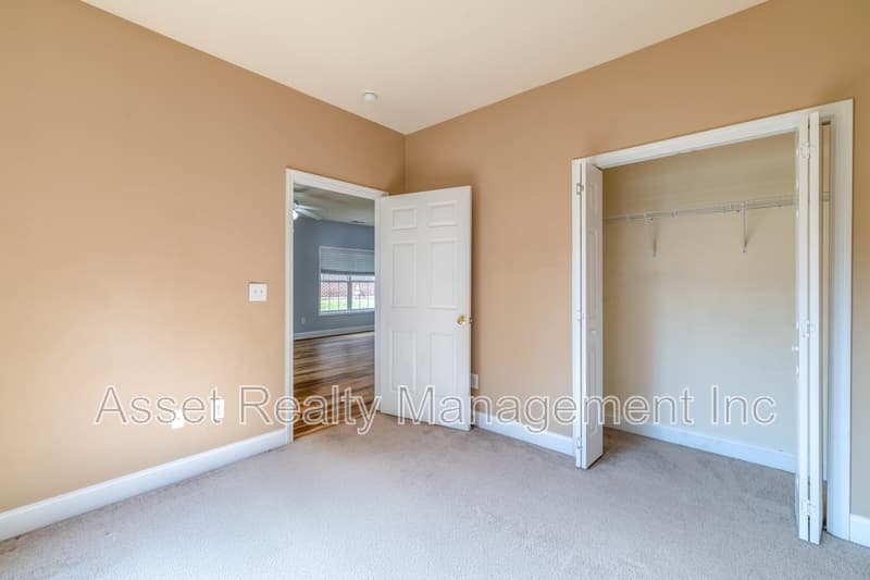 Oak Ridge House: 121 Hatleyberry St