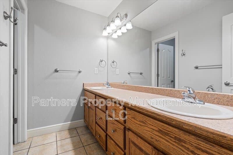 Fayetteville House: 596 North Fox Meadows Lane