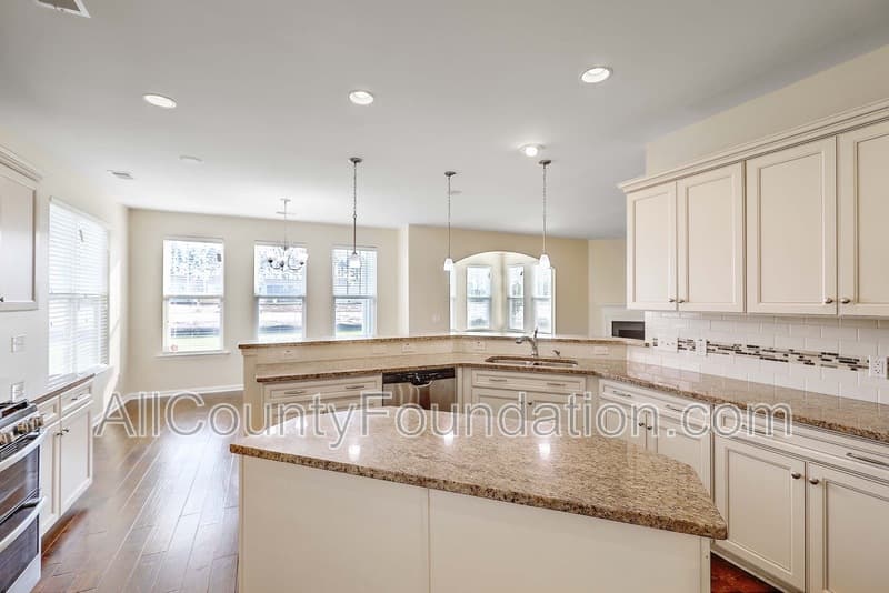 Summerville House: 431 Flat Rock Ln